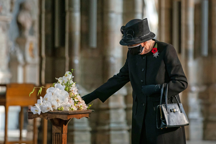 Tagen drottning Elizabeth under gripande ceremoni