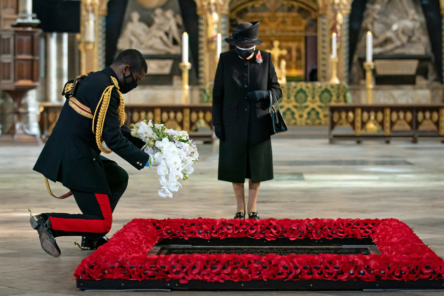 Tagen drottning Elizabeth under gripande ceremoni