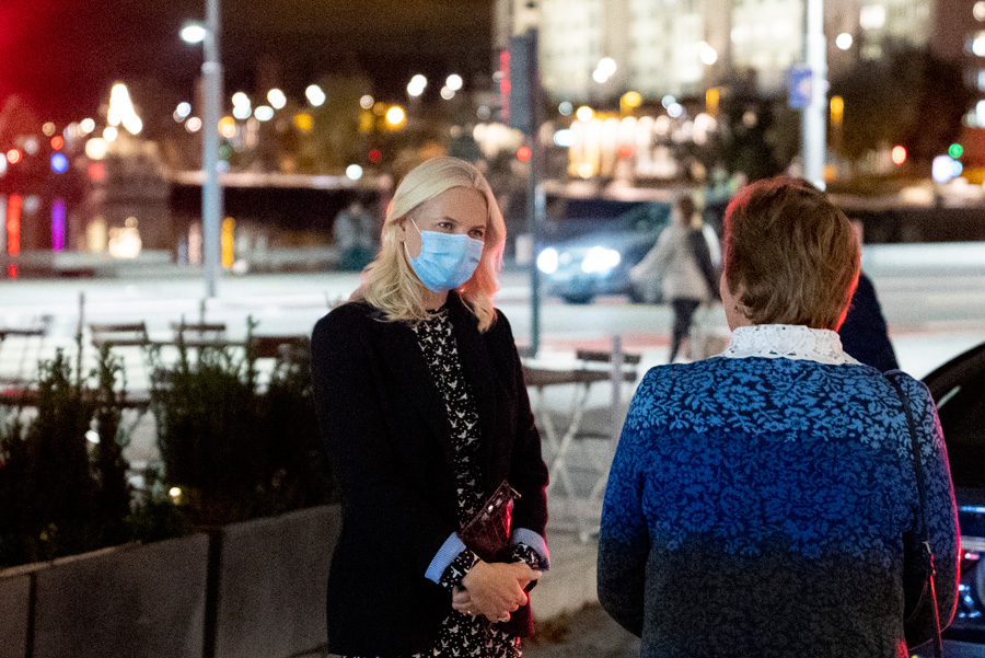 Mette-Marit isolerad efter corona-larm på slottet