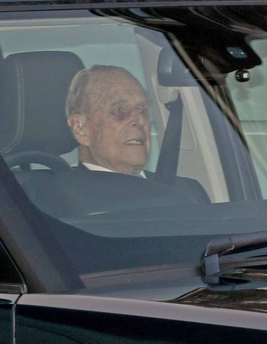 Prins Philip akut förd till nytt sjukhus med ambulans