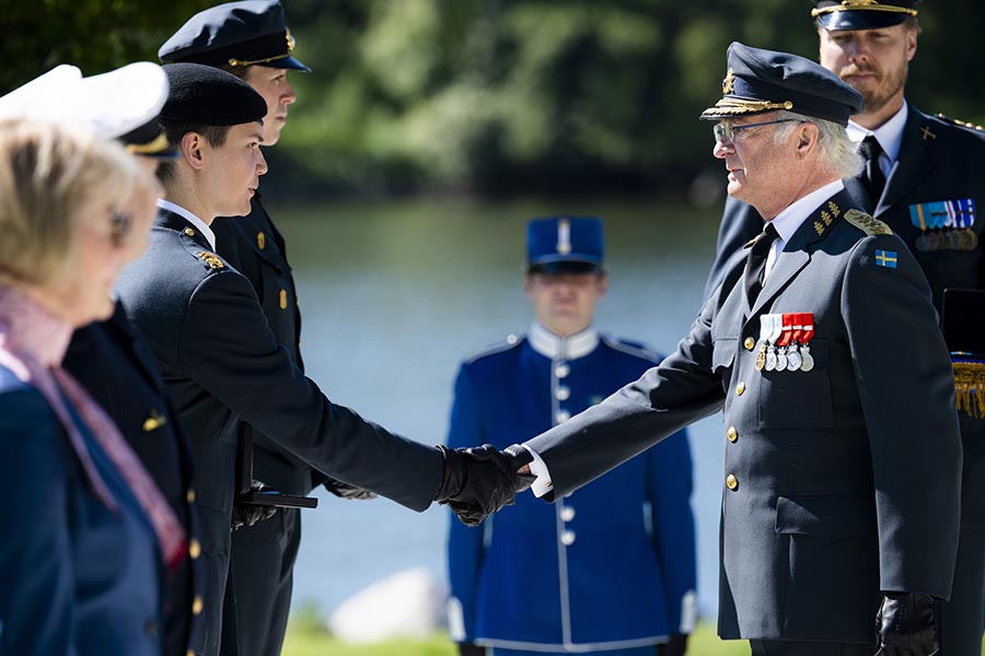 Kungen märkbart rörd när han hedrade veteranerna