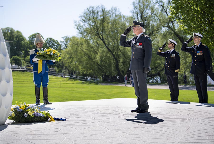 Kungen märkbart rörd när han hedrade veteranerna