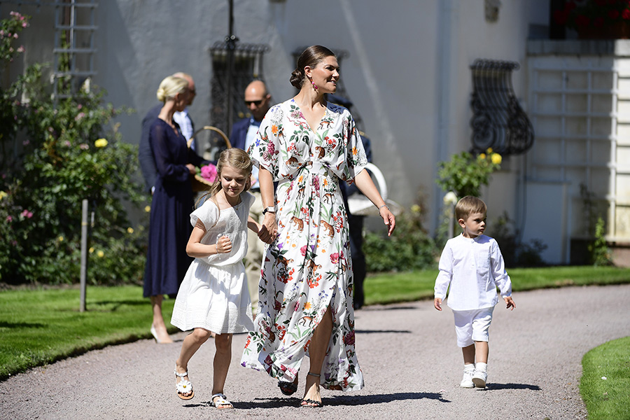 Glädjeavslöjandet om Estelle och lille Oscar