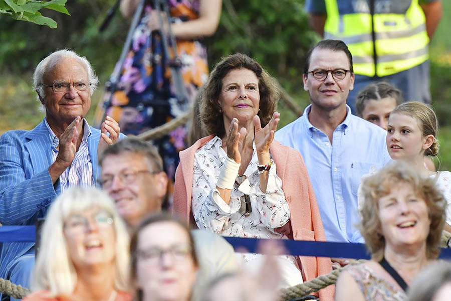 Här rockar Estelle loss när mamma Victoria firas