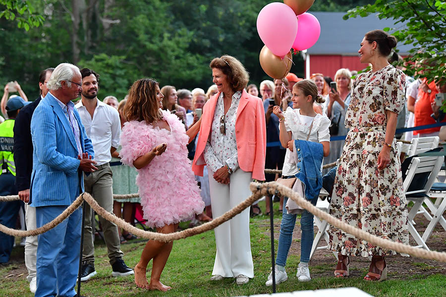 Här rockar Estelle loss när mamma Victoria firas