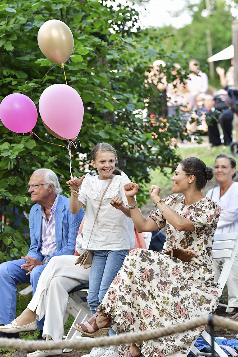 Kungafamiljen överraskar med historisk familjebild