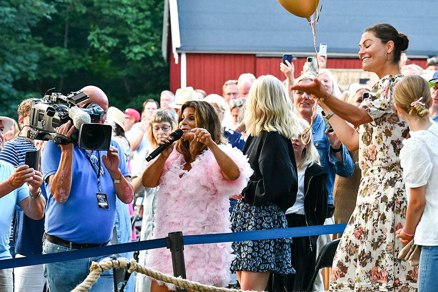 Här rockar Estelle loss när mamma Victoria firas