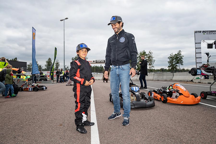 Här bevisar Carl Philip att han är kung på racingbanan