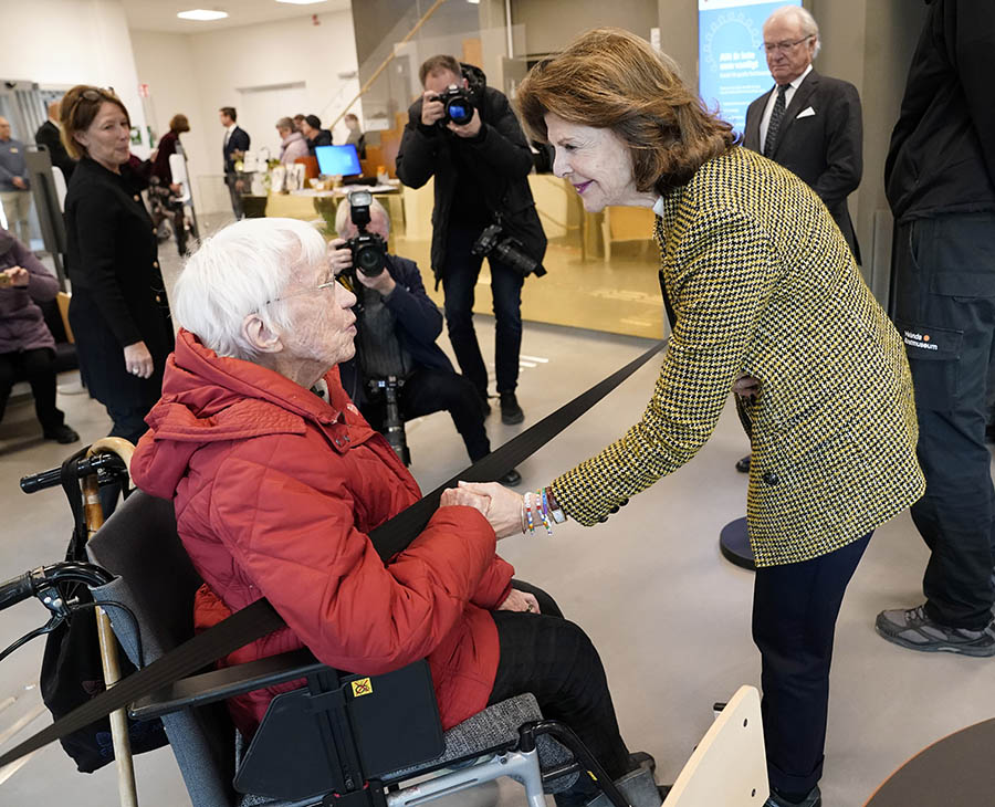 Kungen och Silvia strålade glatt på besök i Halland