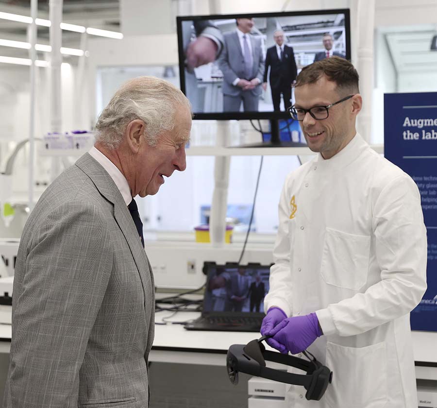 Förundrad prins Charles på besök med svensk koppling