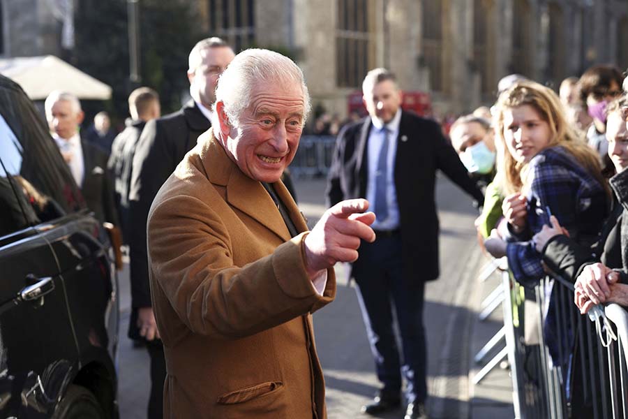 Förundrad prins Charles på besök med svensk koppling