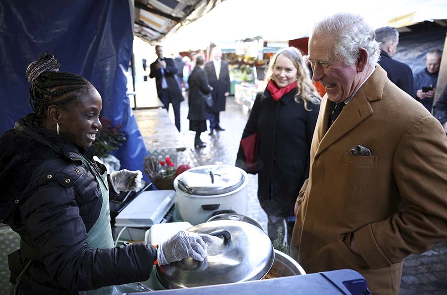 Förundrad prins Charles på besök med svensk koppling