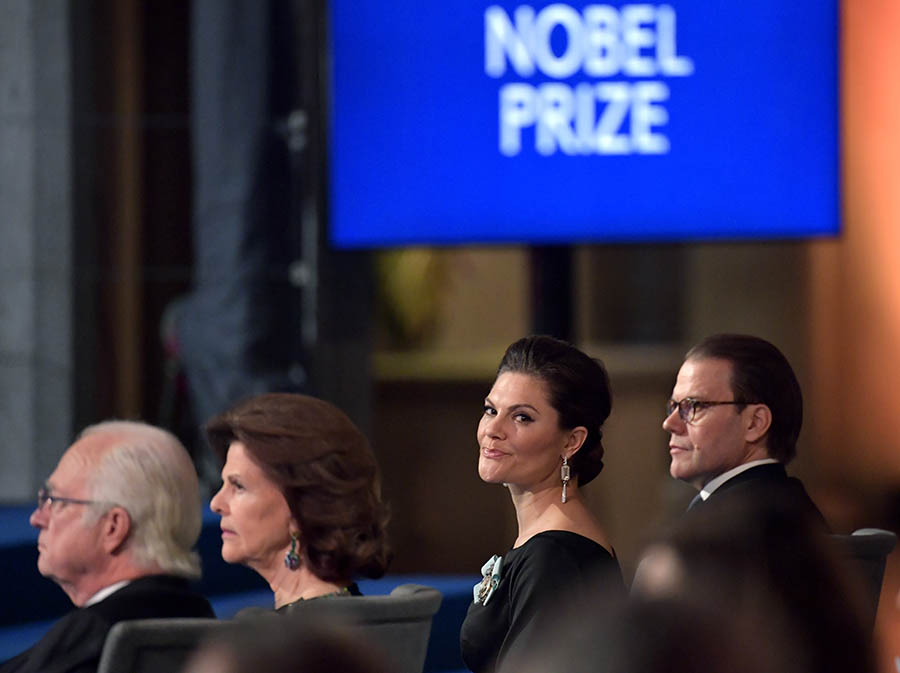 Kungafamiljen strålade på nedtonad Nobel-ceremoni