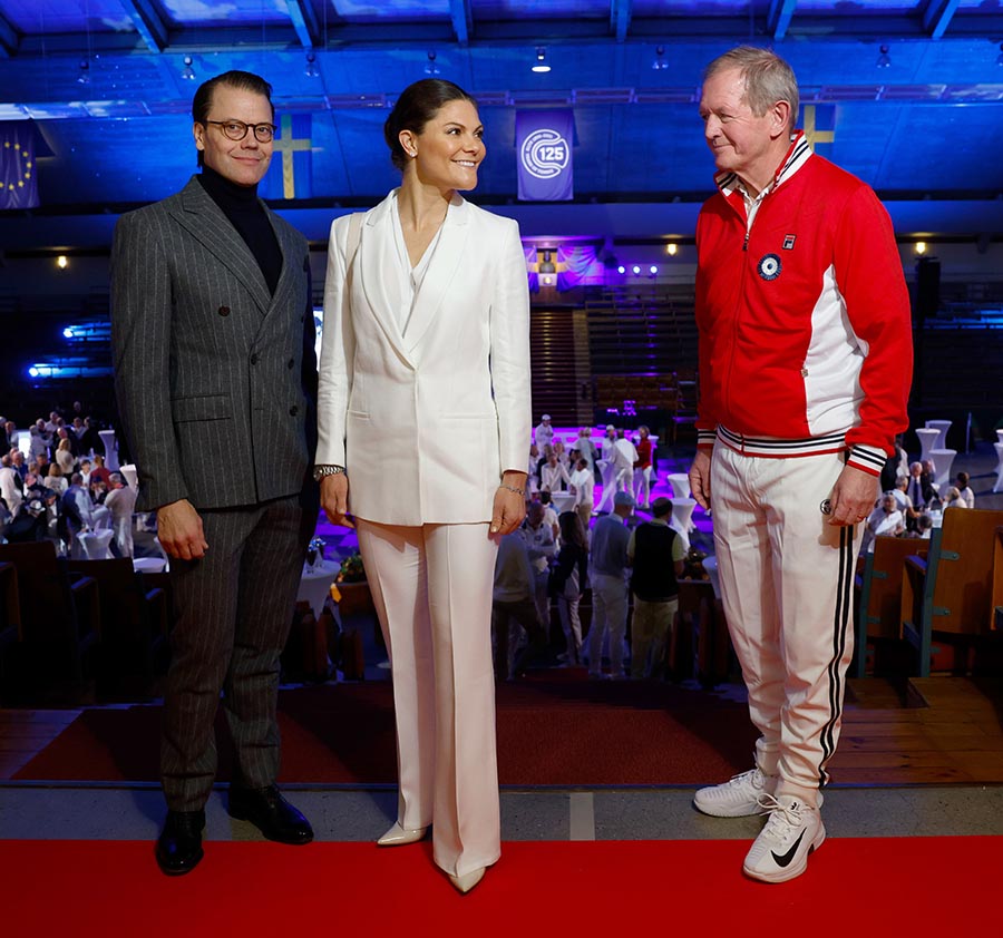 Victoria och Daniel på sportigt cocktailparty med eliten