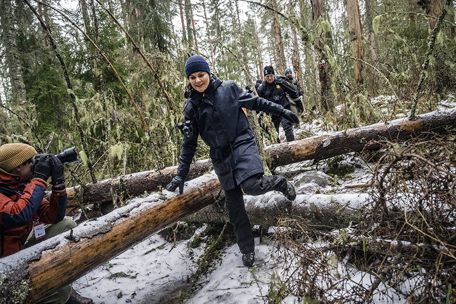 Kronprinsessan Victoria på hurtigt uppdrag ute i naturen