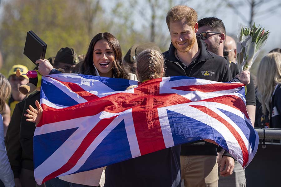 Harry och Meghan återförenade med drottningen i England