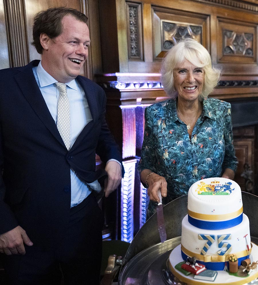 Camilla Parker Bowles okända son träder fram