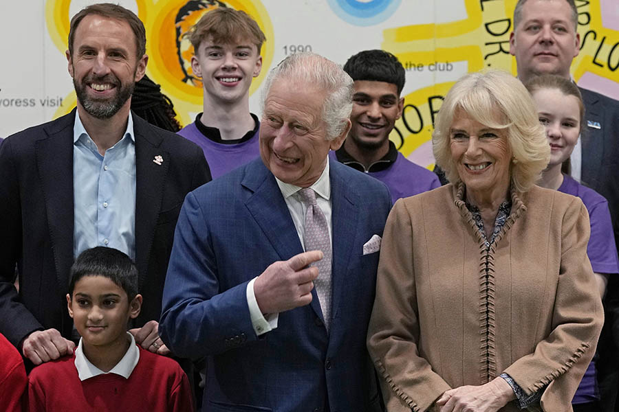 Camilla Parker Bowles okända son träder fram