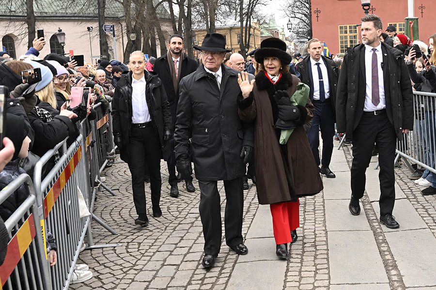 Kungens nya utseende efter hemliga resan utomlands