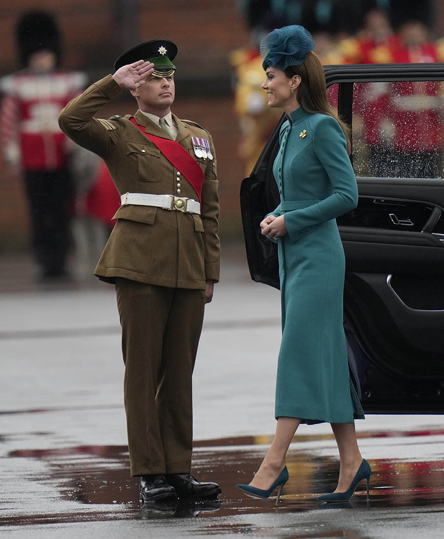 Prins William och Kate på ölfest med sina irländska trupper