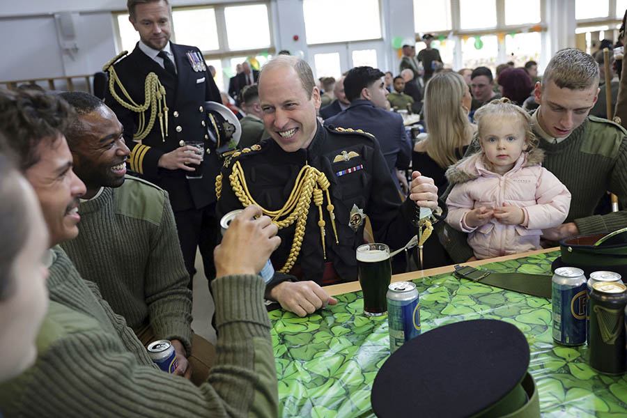 Prins William och Kate på ölfest med sina irländska trupper