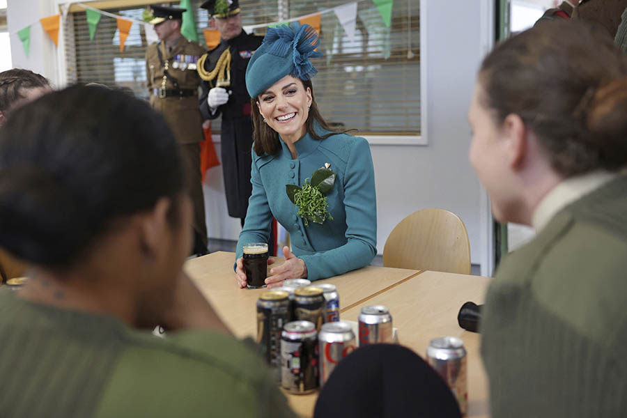 Prins William och Kate på ölfest med sina irländska trupper