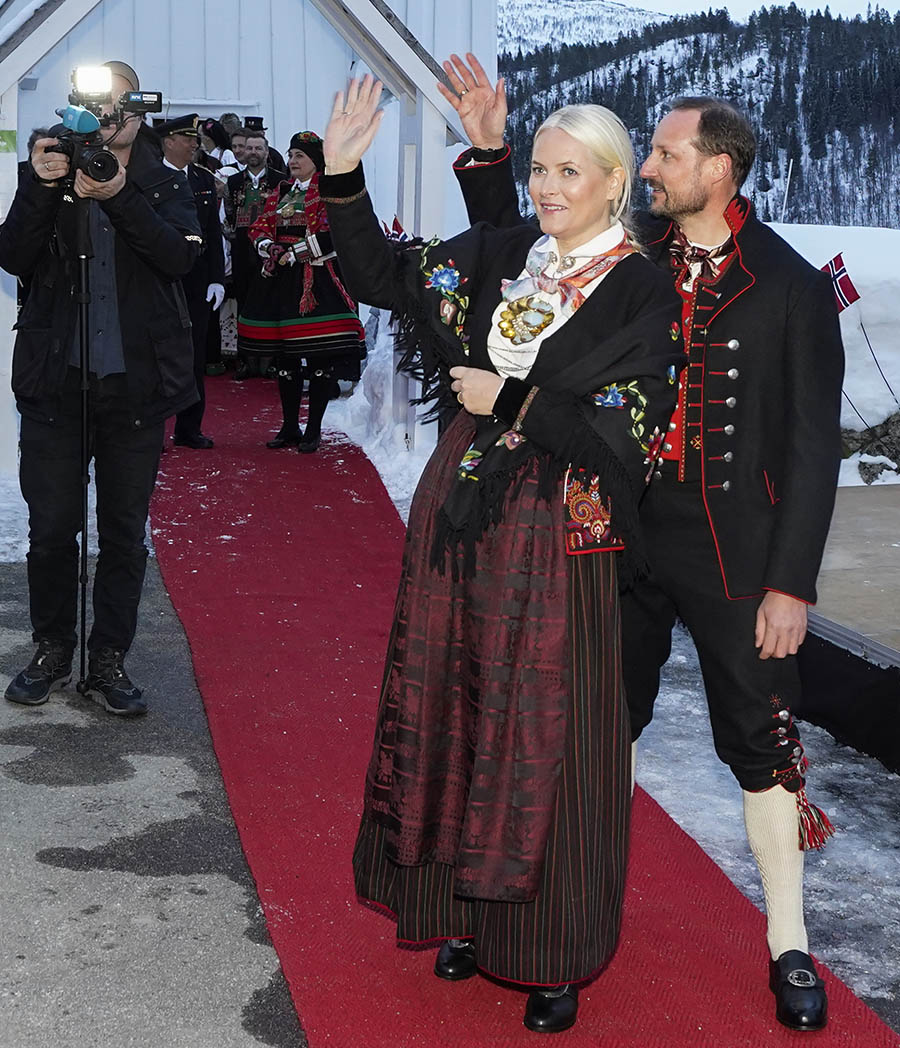 kronprins haakon och mette-marits mysstund i kyrkan 3 Kronprins Haakon och Mette-Marits mysstund i kyrkan