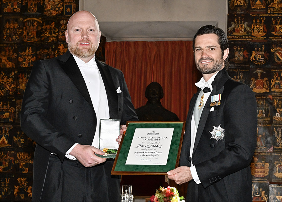 Prins Carl Philip delade ut medaljer på elegant tillställning