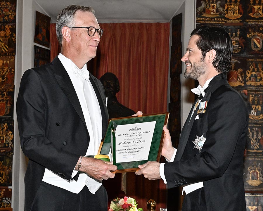 Prins Carl Philip delade ut medaljer på elegant tillställning