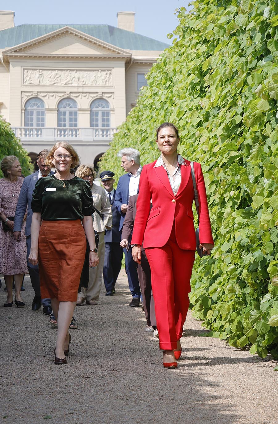 Knallröd Victoria strålade glatt på slottsbesök i Göteborg