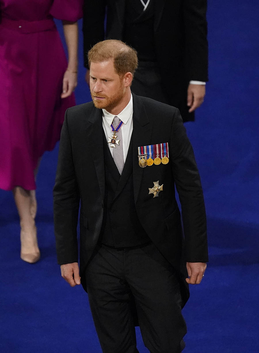 Första bilderna på utfrysta prins Harry under Charles kröning