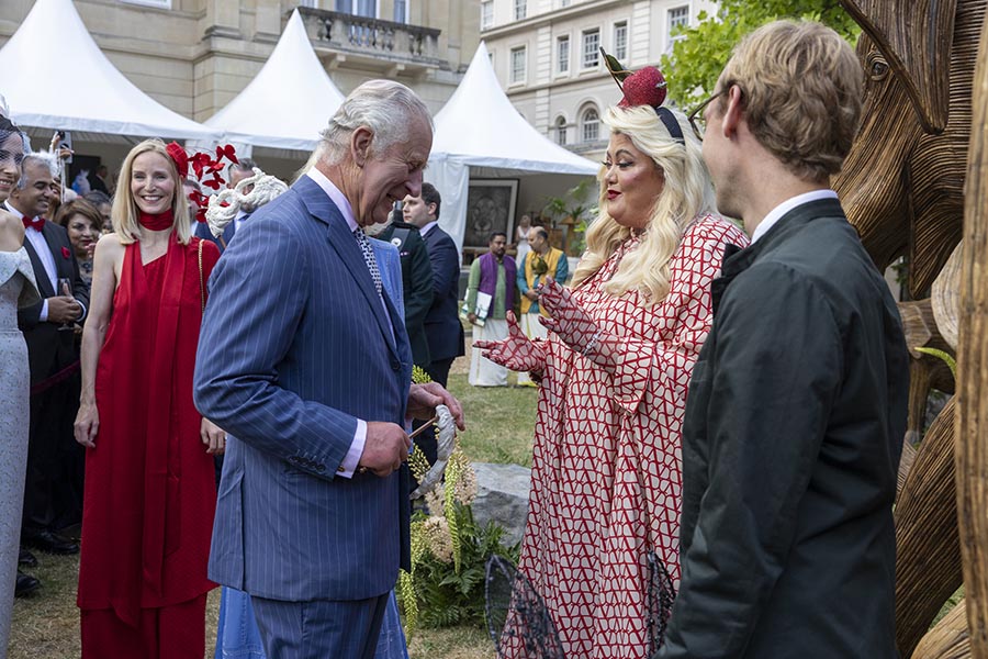 Kung Charles och Camilla på kändiskalas med tv-stjärna