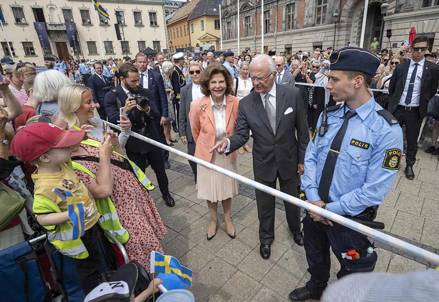 Vilda protester mot kungen i Malmö – folk skrek åt regenten