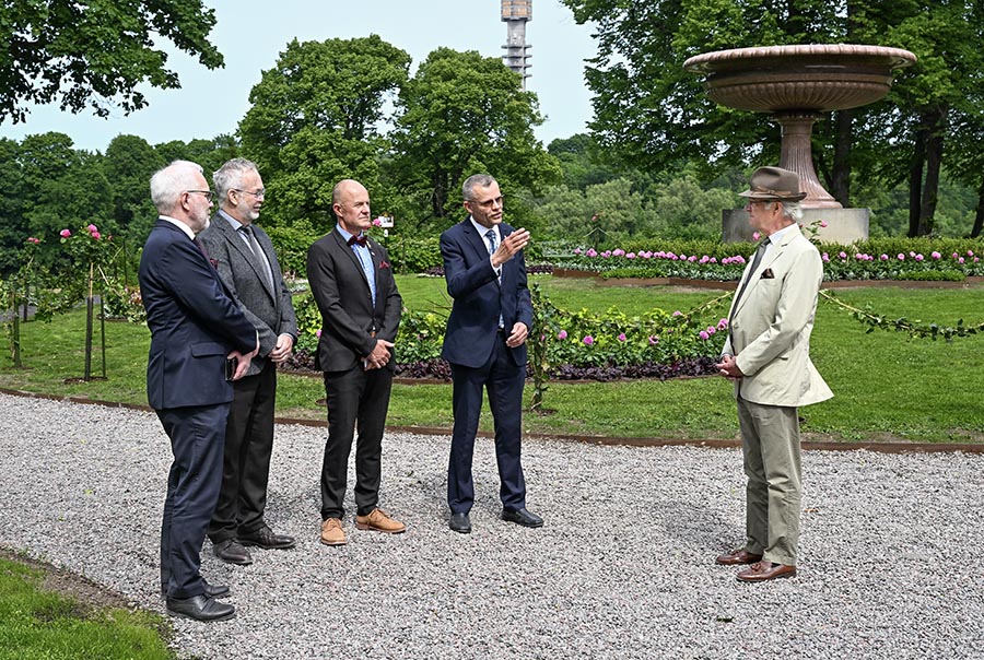 Kungens gröna möte med gubbarna i trädgården