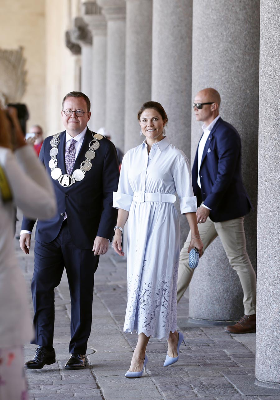 Butter prins Daniel förvånade alla bredvid glada Victoria