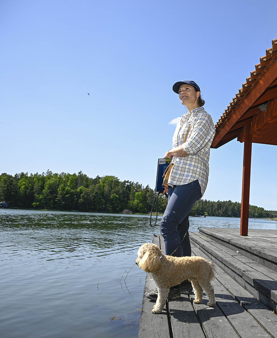 Victorias härliga sommardag med lurviga älsklingen i naturen