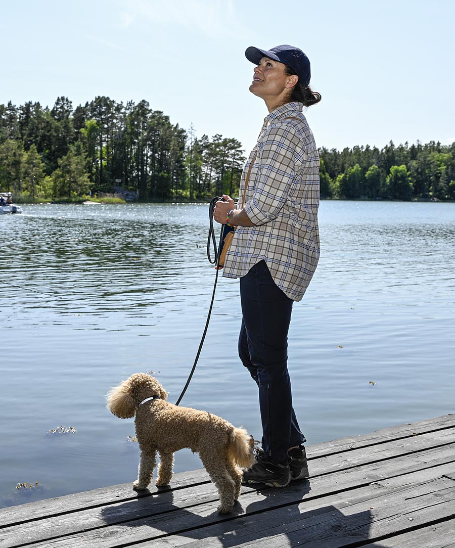 Victorias härliga sommardag med lurviga älsklingen i naturen