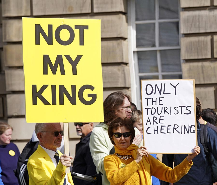 Vilda protester mot kung Charles besök i Skottland