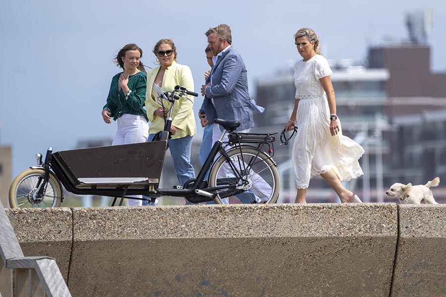 Vovven stal showen – mitt under kungafamiljens fotografering