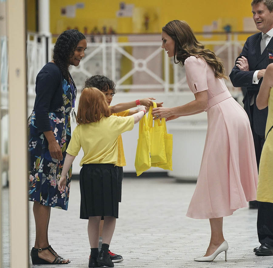 prinsessan kate strålade glatt på invigning med barnen 5 Prinsessan Kate strålade glatt på invigning med barnen