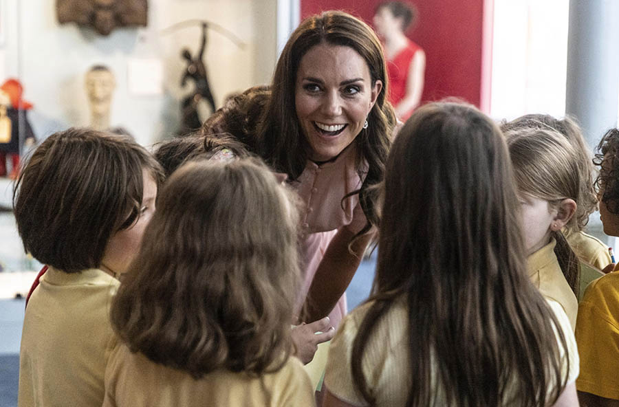 prinsessan kate strålade glatt på invigning med barnen 2 Prinsessan Kate strålade glatt på invigning med barnen