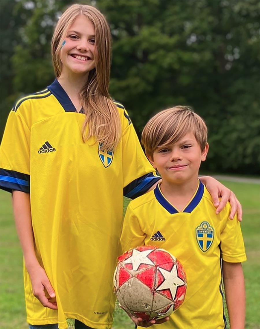 Supersöta fotbollsbilden på Estelle och Oscar efter bronset