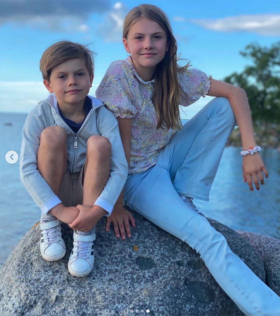 Estelle och Oscar börjar skolan – se Victorias fina bilder här