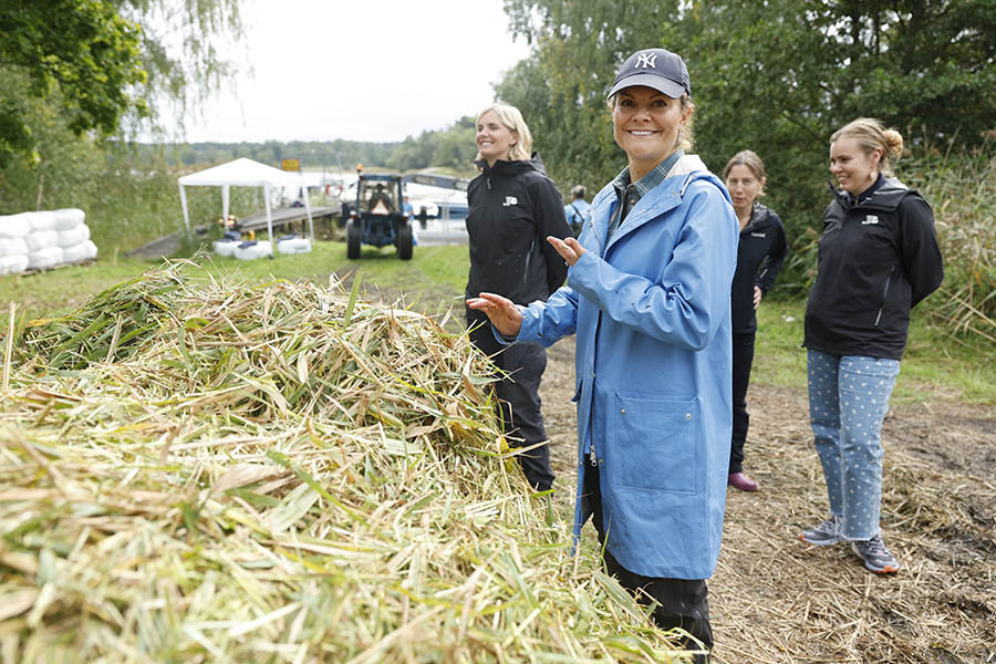 Bild-Extra: Här får Victoria mysa med djuren på gården