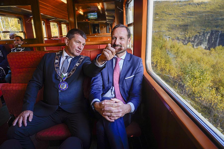 kronprins haakon möttes av jubel på resan utan mette-marit 6 Kronprins Haakon möttes av jubel på resan utan Mette-Marit