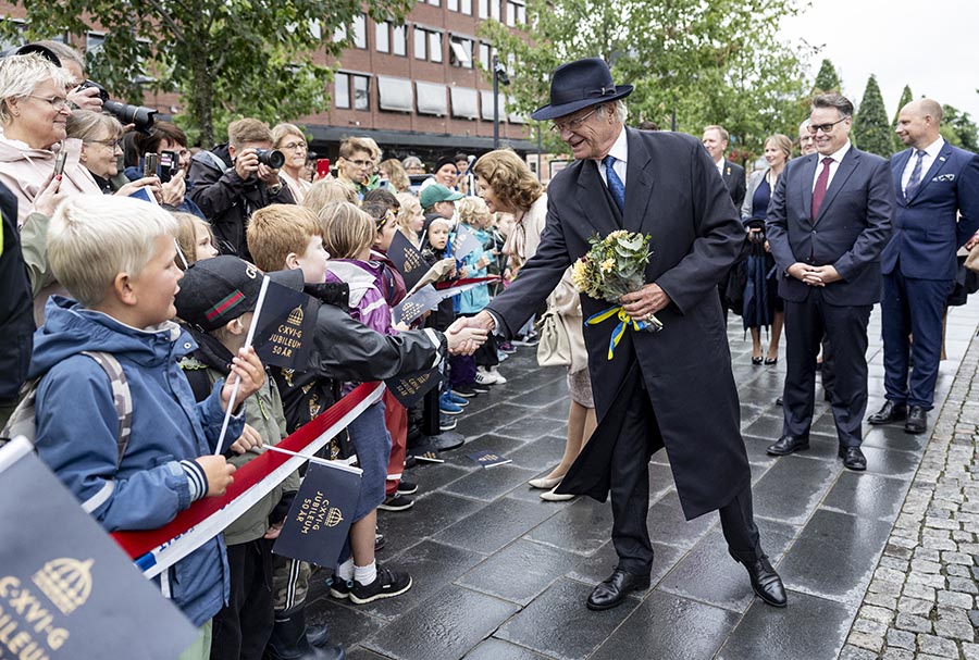 Kungen glad i hatten – trots regn och rusk i Västerbotten