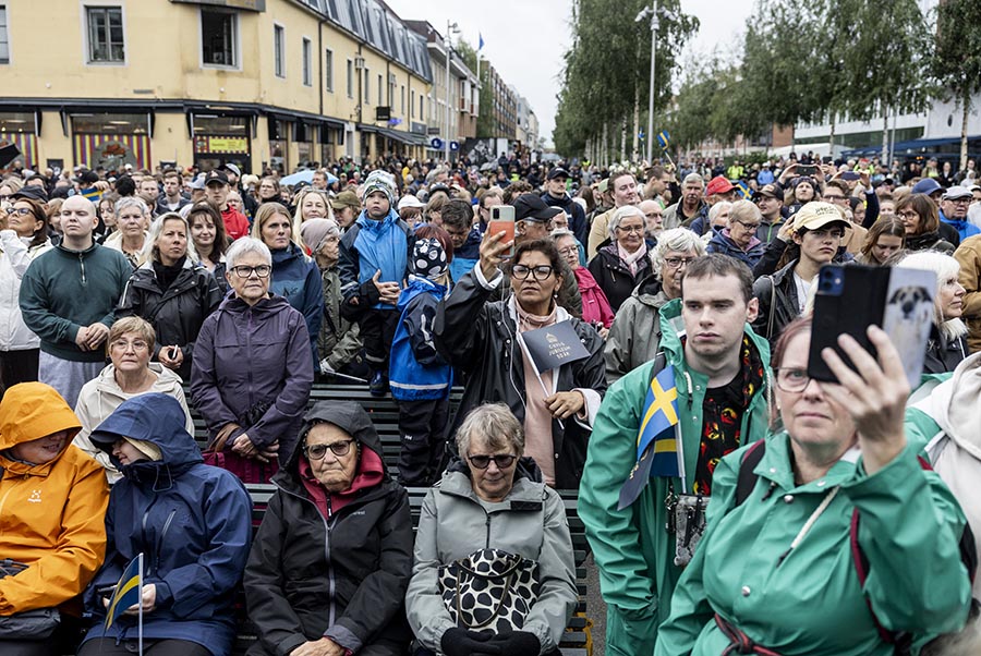 Kungen glad i hatten – trots regn och rusk i Västerbotten