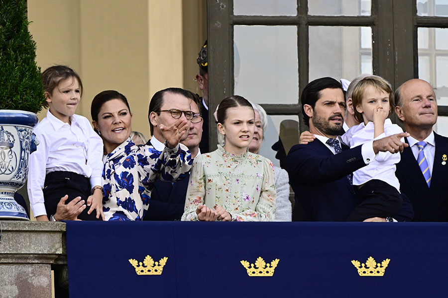 Kungen hyllad med jubel på Stockholms gator och torg