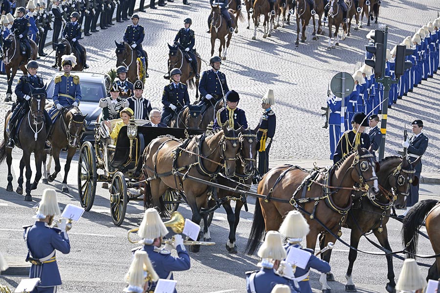 Kungen hyllad med jubel på Stockholms gator och torg