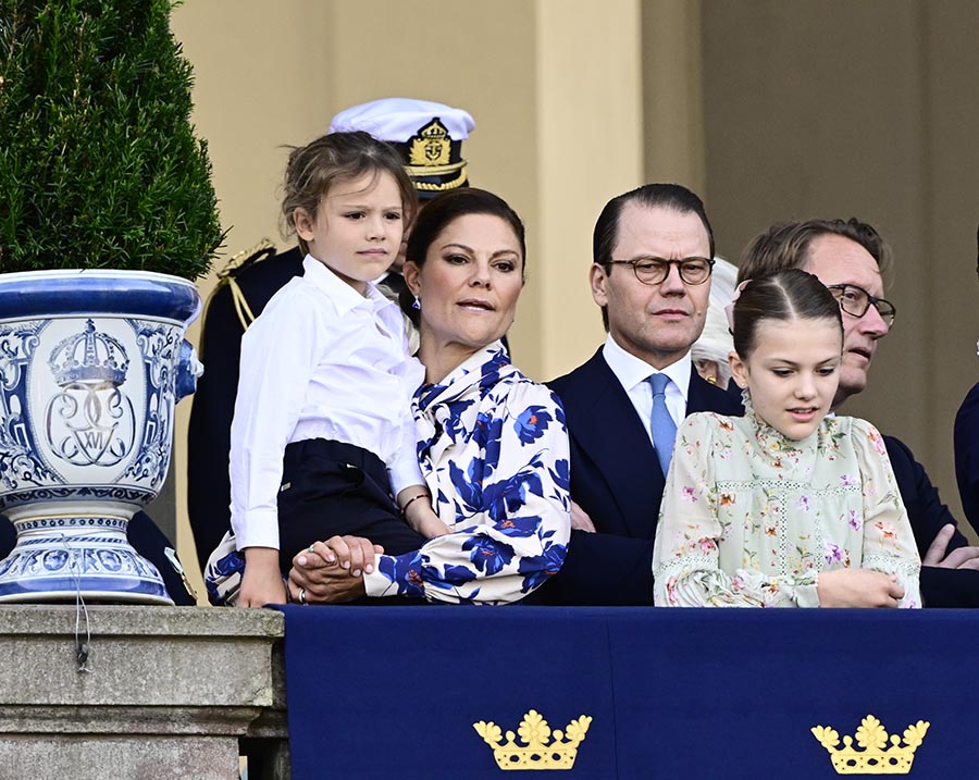 Kungen hyllad med jubel på Stockholms gator och torg
